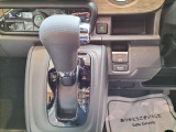 電子式のパーキングブレーキを採用しており楽に操作できます!また信号待ちでブレーキペダルから足を離せるブレーキホールド機能もありますよ!