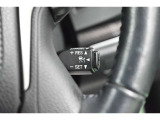 レーダークルーズコントロール(全車速追従機能付)付きです。車速に応じて追従支援してくれるので、ロングドライブも快適です。詳細は販売店スタッフまでおたずねください。