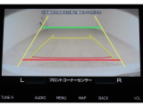 ■リヤビューカメラの映像です。ステアリング連動ガイドラインが、後退時の予想進路を表示し、運転のサポートを致します。