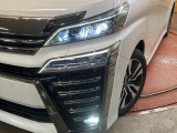 【LEDヘッドライト】悪天候や夜間走行時も良好な視界を確保し安心して運転できる高輝度LEDヘッドライトを装備!点灯速度が早く、消費電力も抑えられています。