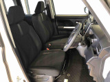 運転席の座面高さを調整できるシートリフターが付いています。