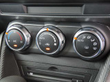 【フルオートエアコン】運転席と助手席の温度調整がそれぞれ出来るフルオートエアコン装備です。これなら暑がりなご主人、寒がりな奥様が同乗されても問題ないですね。