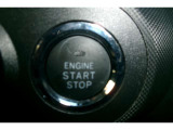 プッシュスタート付き。スマートキーを携帯していればキーを取り出さずにドアを施錠&解錠。クルマの始動も可能です。