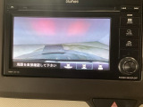 【バックカメラ】運転が苦手な方も車庫入れラクラクです!ギアをリバースに入れれば自動的に切り換わりますので、面倒な操作は不要です♪狭い駐車場もお車を傷つけず安心ですね!
