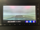 【バックカメラ】運転が苦手な方も車庫入れラクラクです!ギアをリバースに入れれば自動的に切り換わりますので、面倒な操作は不要です♪狭い駐車場もお車を傷つけず安心ですね!