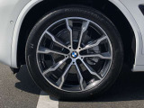 BMW純正20インチホイール。洗練されたデザインで、足元の個性を引き立てます。