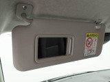 サンバイザーにバニティーミラー付き。車の中でも身だしなみ確認。