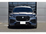 目を奪う流麗なフォルムと迫力あるフロントマスクが特徴のF-PACE。cd値0.34(カタログ値)というハイレベルな空気抵抗係数が風切音を減少させるとともに高速走行時のさらなる安定性を高めています。