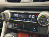 左右独立温度コントロールフルオートエアコンです。運転席、助手席それぞれで独立して温度設定ができます。冷え性の方が乗っても安心ですね♪