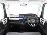 N-BOXの開放的な前方視界。フロントガラスが大きいので運転がしやすく疲れにくいです。また、全ての装備が適正配置されていて操作性に優れています。