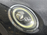 ●LEDヘッドライト:夜間走行時も良好な視界を確保し安心して運転できる高輝度LEDヘッドライトを装備!点灯速度が早く、消費電力も抑えられています。