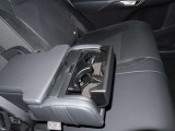 後席にもカップホルダーを装備しています。