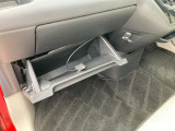 助手席下側には1つの収納があり使い勝手も良好です!ナビに接続できるHDMIがあります