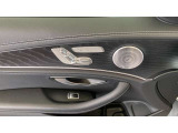【メモリー付パワーシート】シートをかたどった調整スイッチはメルセデス・ベンツが特許を持っています。様々な体型の乗員に合わせた、きめ細かい調整が可能になっています。
