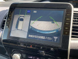 アラウンドビューモニターです。上空からお車の周りを見る感覚で表示されますので、車庫入れも簡単
