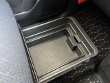 助手席シート下に小物入れがあります☆あまり出し入れしない車検証入れを入れておいたり、靴などを収納したり使い方が豊富です☆