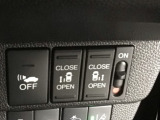 【両側パワースライドドア】両側がパワースライドドアになっており、運転席のスイッチやスマートキーでも開閉が可能です!開口部も広いので乗り降りも楽々♪