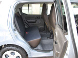 軽自動車とは思えない広さ、足元ゆったりでゲストも快適です。Unexpected spaciousness for a Kei, guests are comfortable with legroom.