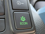 ワンタッチで省燃費走行をサポートするECONスイッチを装備。