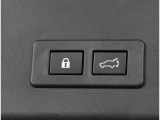 電動パワーリヤゲート搭載!ボタン一つで操作が可能で、キーレスエントリーや車内からも操作が可能な便利な機能です!!またメモリー機能もあり、狭い場所などでの開閉の際にも便利な機能です!
