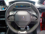 プジョーらしいスポーティなハンドルです