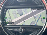 ●純正ナビ:一体感のあるナビは、高級感ある車内を演出してくれます。Bluetooth再生などオーディオ機能も充実しておりますので、運転もより楽しめます♪