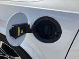 ◆充電/電気充電は左側フロントフェンダーから。従来のガソリンに加え、新たな動力源をプラスした可能性あふれる一台