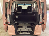 開口部も広く荷物の積み下ろしもしやすいお車となっております。4人乗車時は、スロープをトランク内に畳んで収納し、その上に荷物を載せるようになっています。