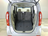 リアシートを倒せば広々荷室の出来上がり♪アレンジ次第でさまざまな荷物が積み込めますよ。