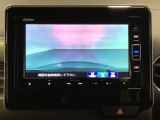 ギヤをR(バック)に入れるとナビの画面に後ろの映像が映るリアカメラ付です。後退時、コンディションが悪い視界でもカラーバックモニターがドライバーをサポートします。