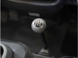【シフトレバー】シフトもとても操作しやすいデザインになっております。運転する人の事を第一に考えた操作性の高い仕様です。