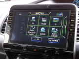 純正9インチ大型ナビはナビ+AV 2画面表示、TV、AM/FM、Bluetooth Audio、SDカード、DVD再生、CD再生/CD録音、ハンズフリー、スマホ連携、NissanConnect サービス対応の高性能モデルです。