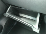 車検証入れ等書類一式を収納できるグローブボックスです。