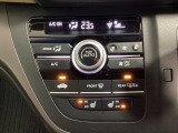 セレクトレバーの左側にプラズマクラスター付き・オートエアコンがついてますので簡単操作で快適に過ごせます。シートヒータースイッチ内蔵で前席の左右別々にHiとLoの2段階で温度設定ができます。
