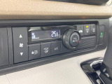 【オートエアコン】一度お好みの温度に設定すれば、車内の温度を検知し風量や温度を自動で調整。暑い&hellip;寒い&hellip;と何度もスイッチ操作をする必要はありません。快適な車内空間には必須の機能ですね♪