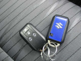 ハンズフリーで操作ができるインテリジェントキーです。キーがポケットやカバンの中でもドアのリクエストスイッチで開閉などの操作ができます。スペアーキー有り。