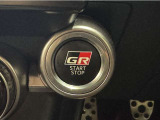 GR専用エンジンスタートボタンです。キーが車内にあれば、エンジンの始動・停止はブレーキを踏んでスイッチを押すだけ!キーを取り出す手間を省き、ワンプッシュでエンジンを操作するので簡単でスムーズです。