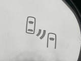 【ブラインドスポットモニター】走行中、ドアミラーの死角になりやすい箇所に後続車が接近するとサイドミラーのレンズに警告を表示!ドライバーに注意喚起をしてくれます。