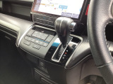 インパネシフトだから視線の移動も少なく足元もスッキリ♪運転席もゆったりしているのでゆとりを持ってドライブできますね!