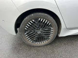 純正アルミホイールのデザインはボディデザインとマッチしており、すっきりした雰囲気は好印象です!