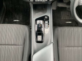 電動車用のシフトになります。操作はとても簡単で、すぐに慣れていただけます。