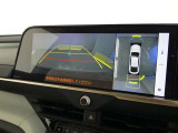 【全周囲モニター】車を上空から見下ろしたような映像をカーナビ画面に映し出し、車庫入れや縦列駐車をサポートしてくれます。