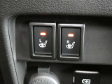 運転席と助手席には寒い時にうれしいシートヒーターが装備されてます。