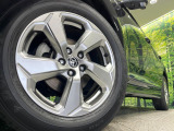 【18インチアルミホイール】外観にマッチしたアルミホイールを装着しております。各種アルミホイールや、スタッドレスタイヤも取扱いしております。是非ご相談くださ