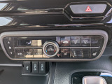 車内環境を自動でコントロールするフルオートエアコン。長距離ドライブも快適です。