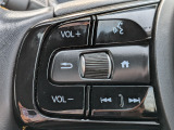 ステアリングから手を離さず操作できるオーディオスイッチを装備しています。