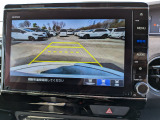 駐車時の安全確認をサポートするバックカメラも使用できます。インターナビで様々な情報を得ることもできます。