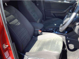 欧州車らしく硬めのシートが体を程よくつつみこみ、長距離でも快適に運転できます。フロント両席にはシートヒーターを装備、寒い日には大変嬉しいアイテムです。