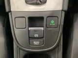 セレクトレバーの下に電子制御パーキングブレーキがあります。スイッチひとつで、停車した地点の傾斜などをシステムが検知・判断してブレーキ力を自動的に最適制御し、しっかり停車できるパーキングシステムです。