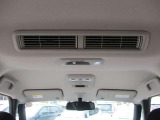 リヤシーリングファンがついていますので、後席の方も快適に過ごせますね^^